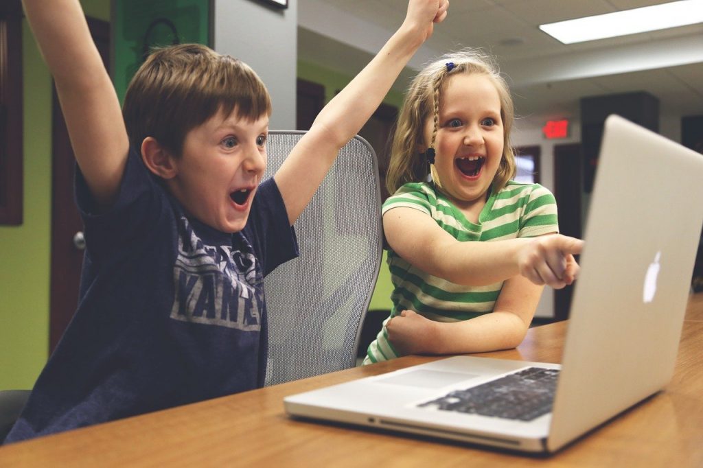 Children Win Success Video Game  - StartupStockPhotos / Pixabay